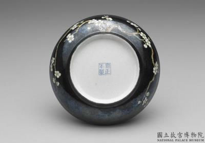 图片[3]-Dish with plum blossom in black ground of falangcai painted enamels, Qing dynasty, Yongzheng reign 1723-1735-China Archive